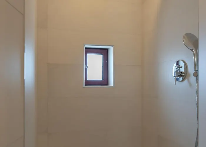 Decor - Clerigos By Host Wise